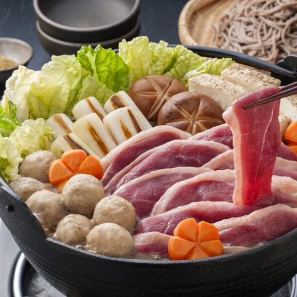 合鴨ロースとつくね、鴨だし、五割そばがセットになった鴨鍋です。お好みで野菜や豆腐などを加えてお楽しみください。使いやすい2人前ずつに分けて、お届けします。■仕様:・内容量：鴨鍋セット4人前【(合鴨ロース約130g・合鴨つくね6個・五割そば2...