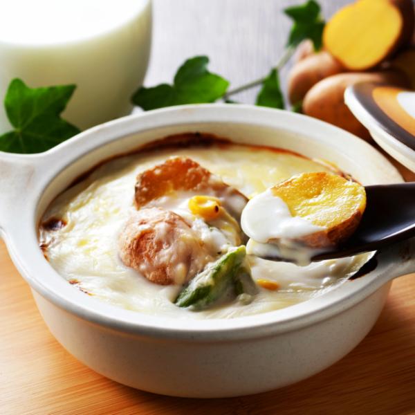 ホルスタイン牛より小柄で搾乳量も少なく希少で濃厚な北海道産ジャージー牛乳と生産量が少なく、小ぶりながら甘みが強く、程よい粘質ときめの細かさ、なめらかな舌ざわりが特徴の北海道産インカのめざめ。北海道の大地の恵みを使用したグラタンです。電子レン...