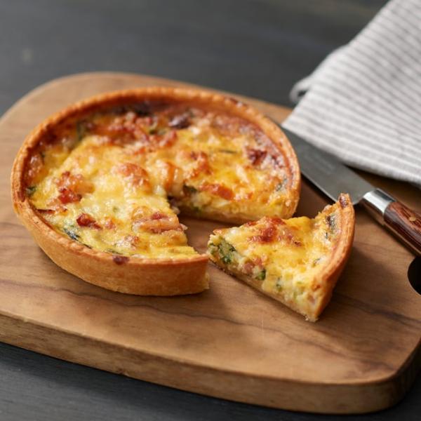 ベーコンの旨みとチーズの風味が効いた、お酒のシーンに楽しむオシャレな前菜料理。ベーコンと玉ねぎのうま味にほうれん草、そしてチーズと卵のコクが加わった相性のよい味わい。口どけの良いアパレイユにサクッとしたパイ生地で食感のコントラストも抜群の定...