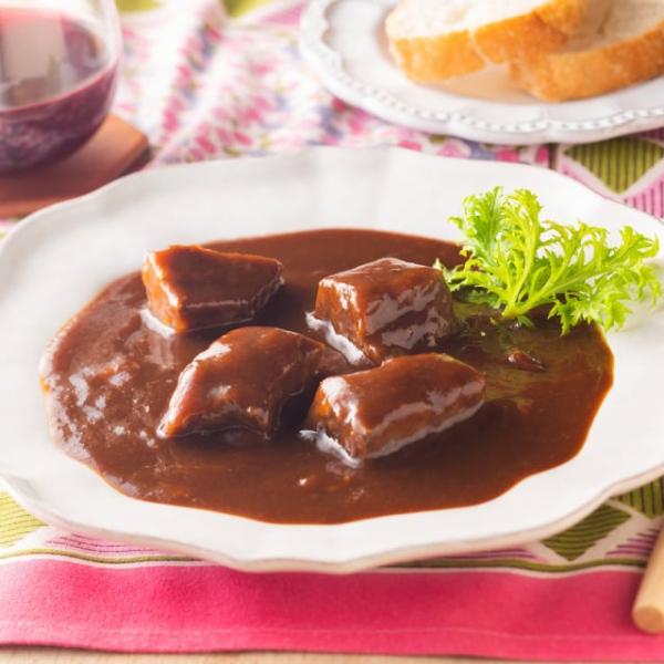 国産牛肉を使用、デミグラスソースに赤ワインを加えじっくり煮込み、牛肉の旨味、ソースのコクをひきだし、まろやかで深みのある味に仕上げました。一つひとつが冷凍個包装されているため、保存が簡単で必要なときに取り出してすぐにお楽しみいただけます。ロ...