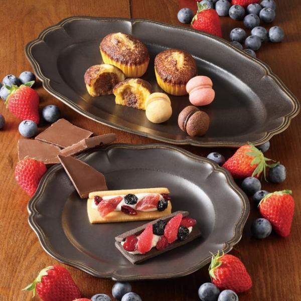 大切な方へのギフトに。ベリーウィッチ、季節限定のカカオベリーウィッチを中心としたアソートです。■仕様:・セット内容：●焼きティラミス×６、ベリーウィッチ・カカオベリーウィッチ×各３、サクッチホロッチ×６（いちご・ミルク・チョコレート×各２）...