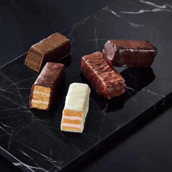 人気フレーバーキャラメル、酸味のきいたストロベリーに、定番のプラリネクリーム。３種類の味が楽しめるギフトセット。■仕様:・セット内容：●ミルフィーユ×２１（ミルクチョコ＆キャラメル・ホワイトチョコ＆ストロベリー・スイートチョコ＆プラリネ×各...