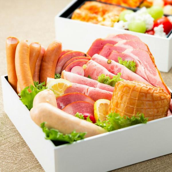 ※重箱はセットに含まれておりません。ヴァイスシンケン 1パック （180g）燻製をかけずスチーム仕上げした大判のボンレスハムは、あっさり風味のもも肉のハムです。フランクフルター 4本/1パック （135g）チゴイナー ヴルストヒェン 5本/...