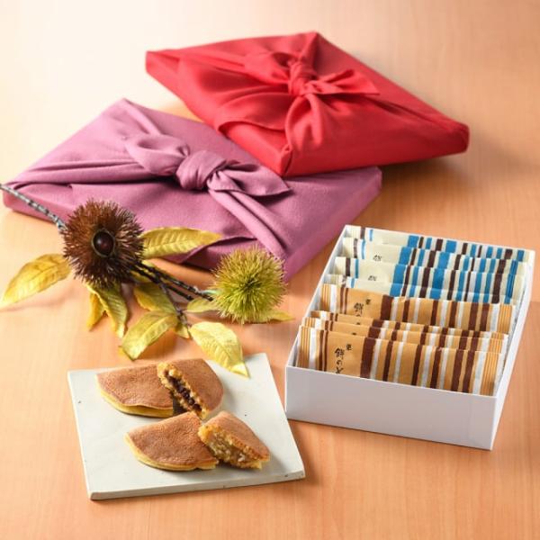 【餅のどら焼き】生地に餅粉を織り交ぜ、つなぎに山芋を使用し、もっちりとした食感を出しています。形はよくある丸ではなく、半月型で食べやすいものとなっており生地の中には甘さ控えめの粒あんがたっぷり入っています。パッケージも日本古来の色を入れなが...