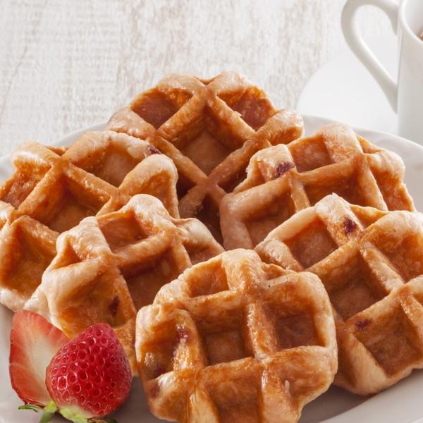 小さめサイズのワッフルがたくさん入った、みんなで楽しめるギフトです。メープル・ショコラ・イチゴの3種類をご用意。かわいい黒猫のパッケージが楽しさを演出します。内容：チョコレート・チョコチップ・メープル×各6(計18)生産国：日本賞味期限／消...