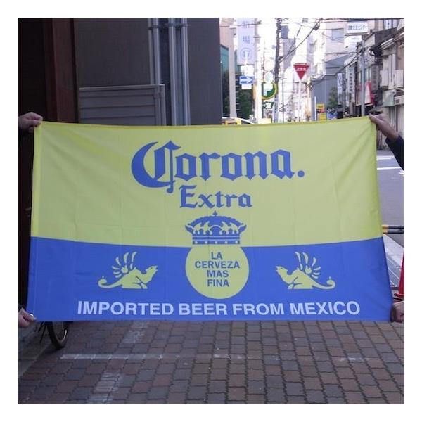 コロナエクストラタペストリーです。アメリカ雑貨の定番アイテムで、飾るもよし、目隠しラックとして使用するなど用途は様々です。ナイロン製で見た目の発色もGOOD！サイズ：横900×縦1500mm（約）素材：ナイロン製製品仕様：取り付け用ハトメ孔２ヶ所