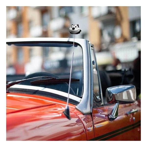 素材はスクイーズなのでムニィィっと柔らかっす！！黒猫は日本では「夜でも目が見える」等の理由から、「福猫」として魔除けや幸運、商売繁盛の象徴とされてます！交通安全のお守りになる！？サイズ：4.5cm素材：PU製 a.k.a. ポリウレタン太さ...