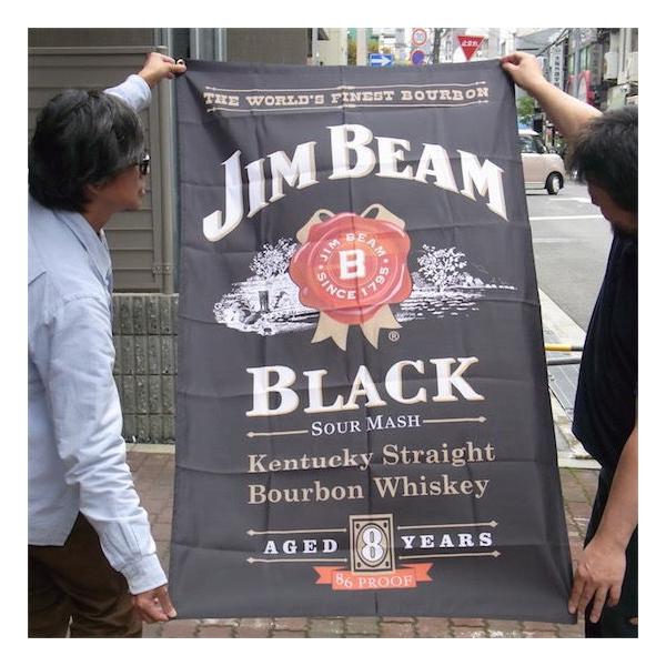 オシャレな空間を演出する、ビッグサイズのジム・ビームタペストリーです。アメリカ雑貨の定番アイテムで、飾るもよし、目隠しラックとして使用するなど用途は様々です。ナイロン製で見た目の発色もGOOD！サイズ：横900×縦1500mm（約）素材：ナ...