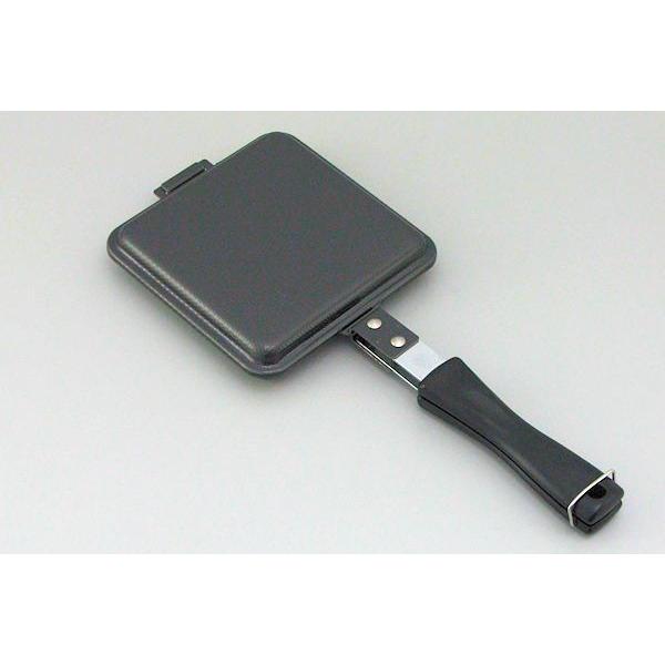 ６枚切・８枚切の耳付き食パンが２枚重ねてスッポリ入る大きめサイズです。中に具材を挟めばホットサンドの完成！※パンのフチ同士はくっつきません。 鉄は余熱に時間はかかりますが、その熱をじんわりと食材に伝えてくれるので、表面はこんがり中はふっくら...