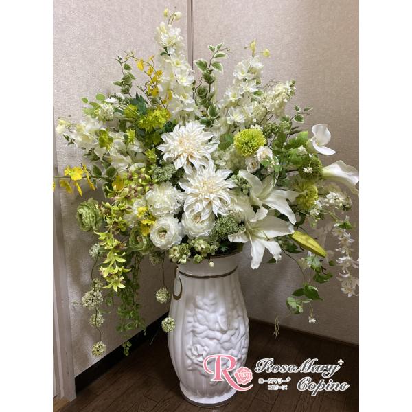 [Release date: August 31, 2020]高さ110cm×横幅90cm胡蝶蘭、カラー、洋ラン、カサブランカなど、豪華なお花を使い、ホワイトグリーンで仕上げたアレンジです。ポルトガル製の、ホワイトのフラワーベースに優しい癒...