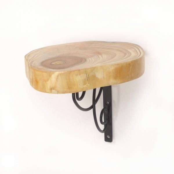 自然素材のあたたかみのある素朴さと美しさを感じる、そしてどこかかわいい流木木工雑貨です。しもぶくれ梨型の丸太流木、渦巻く年輪も梨型に広がります。丸太下にはおしゃれなブラックのアイアン製Ｌ字金具を取り付け、かわいい飾り台となりました。001〜...