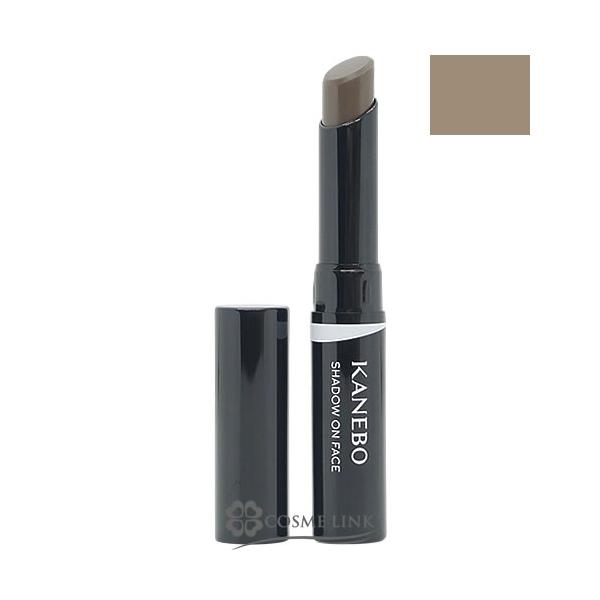 ハイライト・シェーディング#01 Gimmick Taupe：暖かみのあるウォームグレージュが透けながら発色し、肌の色、質感に溶け込むようにさりげない影色を仕込むトープカラー2.5g「透け影」を塗る。肌に溶け込むような陰影を仕込む。 リアル...