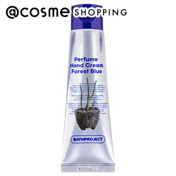 シアバター40,000ppmを配合した高保湿ハンドクリームに、香り豊かなパフュームの融合。べたつかずしっとり感が長持ちするテクスチャー。練香水をしても使えるほんのりと5時間香りが持続！サンダルウッドベースに茎や若草などの暖かみのある香り。ボ...