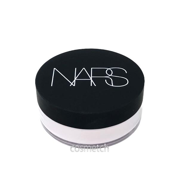 光を反射して肌の透明感を高め、小ジワや気になる悩みを目立たなくし、均一でなめらかな肌に仕上げるフェイスパウダー。ミネラル配合のパウダーが光をとらえて肌トーンのバランスを補正しながら、太陽の光やカメラのフラッシュで起こりやすい白浮きを防ぎ、ど...