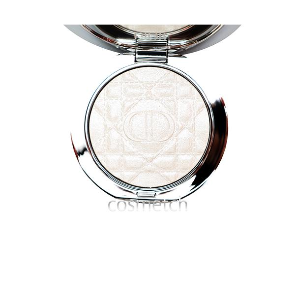 肌に光のヴェールと透明感を纏わせる、ジェル パウダー ハイライター。ピュアな光を拡散する透明ジェルベースに、微細なパールを贅沢に配合した革新的テクノロジーが、肌にふんわりと溶け込むようになじみ、繊細な煌めきと明るさを一日中持続させます。さら...