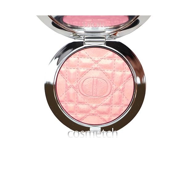 肌に光のヴェールと透明感を纏わせる、ジェル パウダー ハイライター。ピュアな光を拡散する透明ジェルベースに、微細なパールを贅沢に配合した革新的テクノロジーが、肌にふんわりと溶け込むようになじみ、繊細な煌めきと明るさを一日中持続させます。さら...