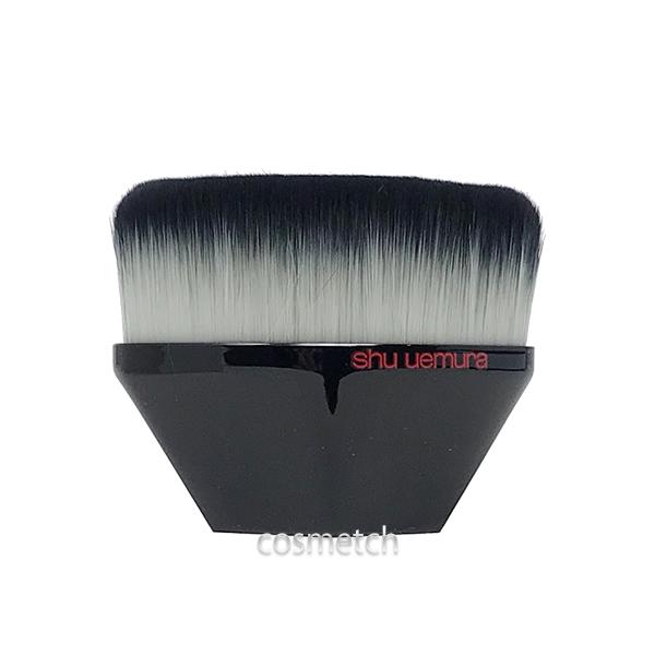 花びらのような形をしたファンデーションブラシ。やさしい肌当たりで、摩擦も少ないため敏感肌の方にもおすすめです。細い毛が高密度で密集、肌を包み込むようなくぼみがある設計で美しい仕上がりに。広告文責・セレクティヴ株式会社（03-5807-088...