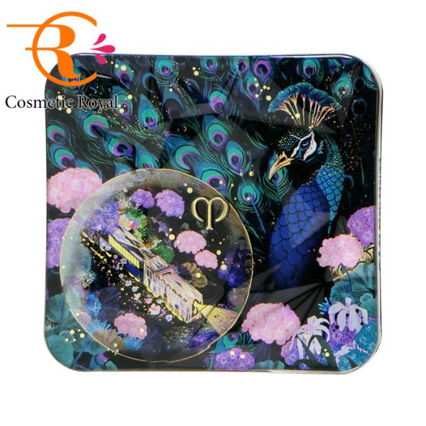 ＜フェイスカラー＞インスピレーションが放つ特別な光。神秘的な水晶玉の中に現れた夢の列車。未来を占う孔雀が広げた尾羽の不思議な模様に、彼女は自分の中にある深い洞察力に気づく。プレシャスオパールの輝きに着目して生まれた、表情を美しく際立たせるハ...