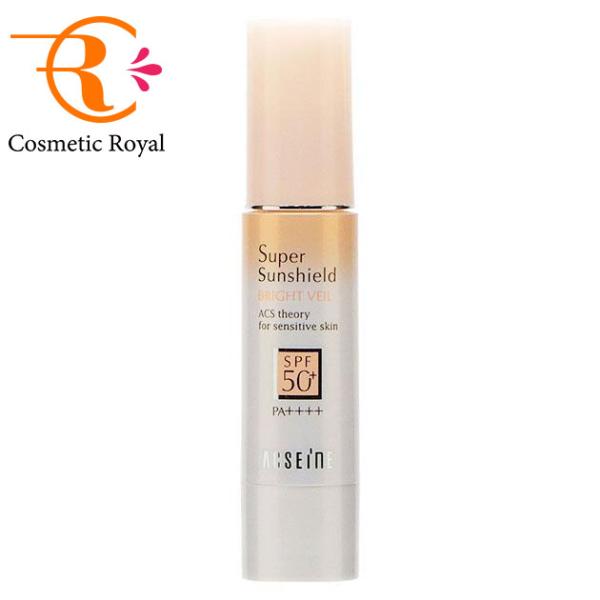 ＜日やけ止めベースクリーム＞紫外線にも乾燥にも刺激にも隙を見せない。アクセーヌ史上最強のUVケア。ただ守るだけではなく、潤いバリアを立て直す「保護膜」で角層からの水分蒸散を防止。素肌感×ナチュラルカバーで美しく魅せる。敏感肌の方も負担なく、...