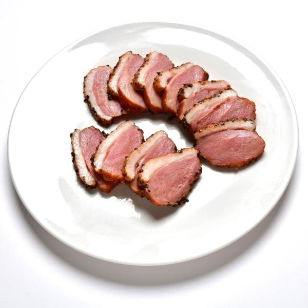 【規格】500g×1パック約32枚【商品説明】弊社自慢の合鴨ロースパストラミNTを約7〜8mmにスライスしました。黒胡椒のスパイシーさがやみつきになります。解凍後そのままで美味しくお召し上がりいただけます。サラダのトッピングにおすすめです。...