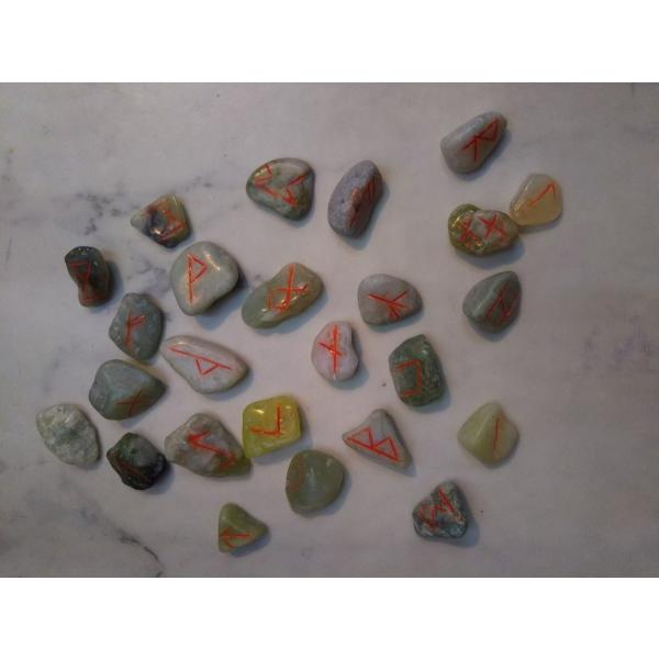 北欧神話の中の全知全能の神オーディンが生み出したと言われているアルファベットの原型文字、 2世紀ごろまでゲルマン民族が使用していたといわれています。 ルーン文字はその後神秘的な文字として呪術や儀式に用いられるようになりました。 このルーン文...