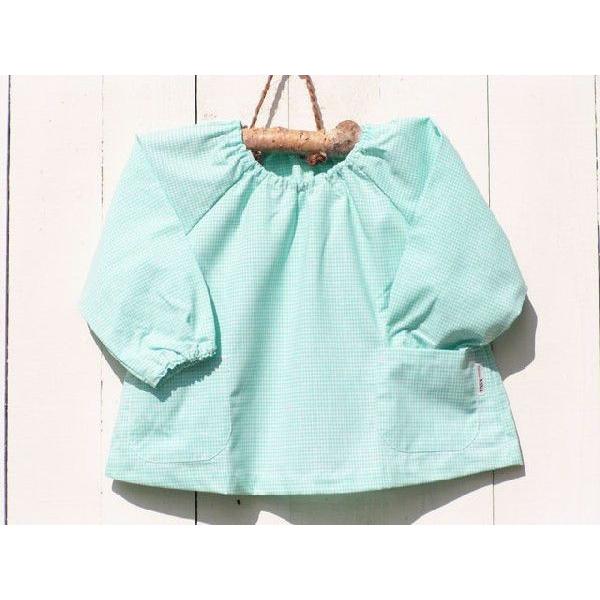 T/Cギンガムチェックでつくった長袖子供スモックです。お絵描きやお食事、お手伝いの時などのエプロン代わりとしてもお使いいただけます。柔らかな綿の肌触りを保ちつつ、丈夫で、お洗濯にも強く、乾きが早くて、しわになりにくく、スモックには最適な素材...