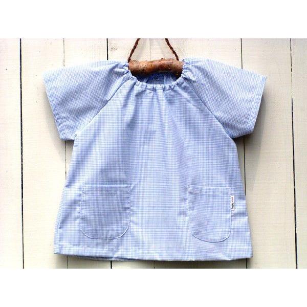 T/Cギンガムチェックでつくった半袖子供スモックです。柔らかな肌触りを保ちつつも、丈夫でアイロンの必要もありません。お洗濯にも強く、お子様のスモックには最適な素材でおつくりしました。お絵描きやお遊び、お食事の時などのエプロン代わりとしてもお...