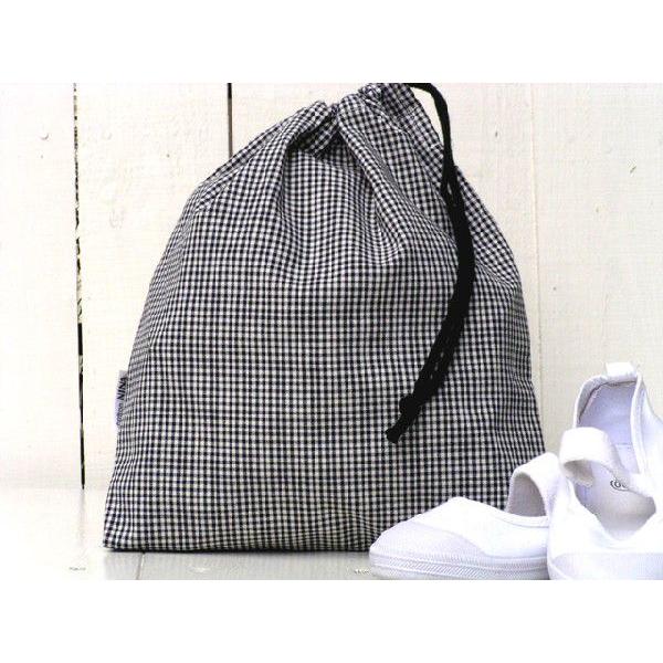 一重で片絞りの巾着袋です。小学校の体育館シューズや上靴入れにお使いいただけます。また、給食当番用のエプロン入れなどにも便利なサイズです。※写真のシューズは商品には含まれません。※この商品は、コットンニーナのオリジナル商品で、日本国内で製造し...