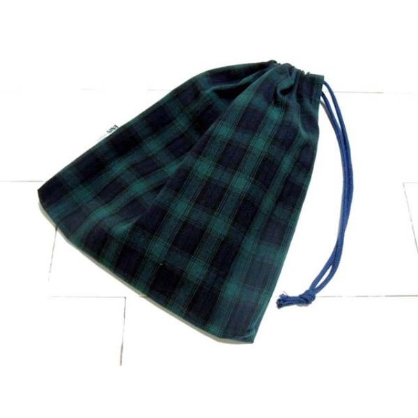 一重で片絞りの巾着袋です。小学校の体育館シューズや上靴入れにお使いいただけます。また、給食当番用のエプロン入れなどにも便利なサイズです。※写真のシューズは商品には含まれません。※この商品は、コットンニーナのオリジナル商品で、日本国内で製造し...