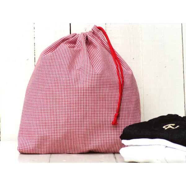 一重で片絞りの巾着袋です。保育園・幼稚園での着替え入れや小学校の体操服袋などにご利用いただけます。また、旅行時の荷物の整理などにも便利です。※写真の衣服は商品には含まれません。※この商品は、コットンニーナのオリジナル商品で、日本国内で製造し...