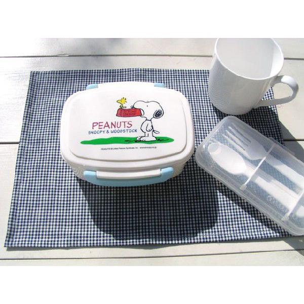 幼稚園・保育園での給食やお弁当時にかかせないランチョンマット。丈夫で乾きも早くしわになりにくいＴ/Ｃの生地で作りました。※写真のお弁当箱やカトラリー、ランチバッグなどは商品には含まれておりません。※この商品は、コットンニーナのオリジナル商品...