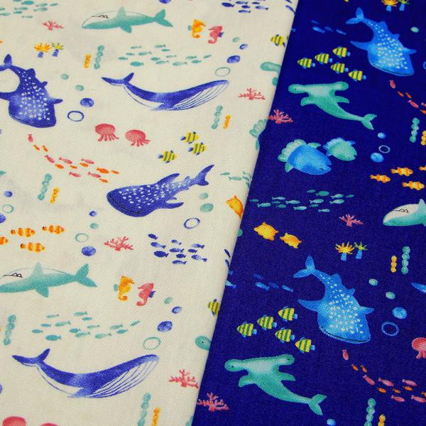ジンベイザメ、シュモクザメ、ザトウクジラ、クマノミ、シードラゴン、めんだこ、たこ、キンチャクダイ、珊瑚、イソギンチャクなどの海の生き物たちのかわいいプリント生地。袋物、エプロン、スモック、インテリアなどにオススメです。◎50cm【数量が５】...