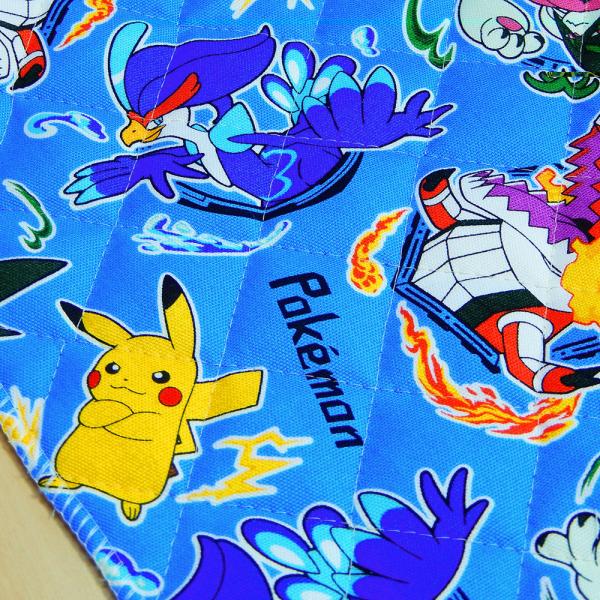 ピカチュウなどモンスターがたくさんのポケモンのキルティング生地。袋物・カバー・インテリアなどにオススメです。◎50cm【数量が5】以上、10cm単位での販売になります　　108cm幅　　素材　表綿100％ 裏綿100％　　　　　中綿ポリエス...