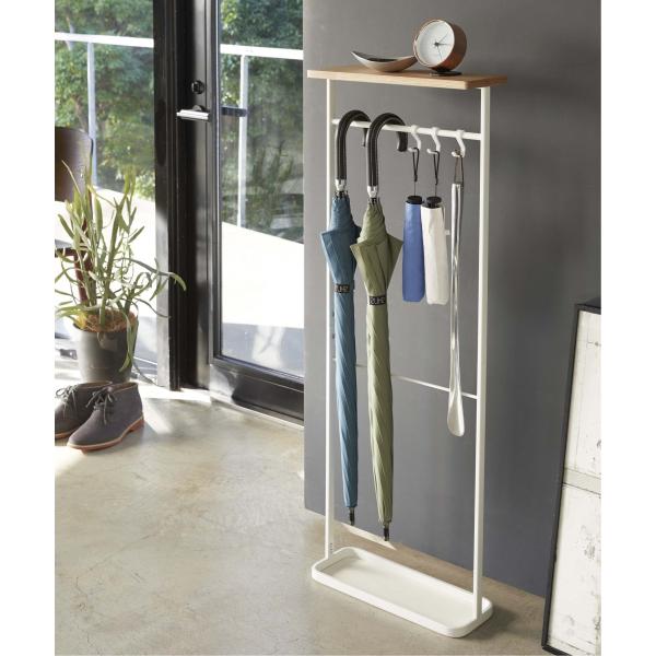 ［アイテム説明］白、黒のモノトーンデザインがおしゃれな「tower/タワー」の傘立て。天板付きで、傘を引っ掛けて収納。天板には鍵や時計などを置いて、玄関先の収納スペースを作れます。付属のフックを使えば、折り畳み傘や靴べらなどの収納場所に困る...