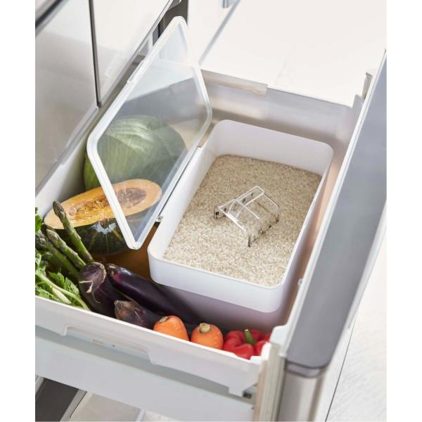 白、黒のモノトーンデザインがおしゃれな tower（タワー）シリーズ。生活感のでやすいお米をスタイリッシュに収納できる米びつ。パッキンでしっかり密閉され安心。お米を湿気と酸化から防いでくれます。透明の蓋で残量の確認もしやすく◎段差メモリで一...