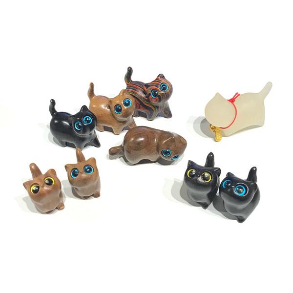 天然木にゃんこ「ちびころ２」大人気の「ちびころ」に待望の第２弾登場！！デスクトップにちょこっと置いとくだけで癒やされる♪さりげないプレゼントにも最適♪天然木のすべすべな手触りと見つめる瞳がとにかくかわいい！！今回は天然石も１匹加わり大所帯に...