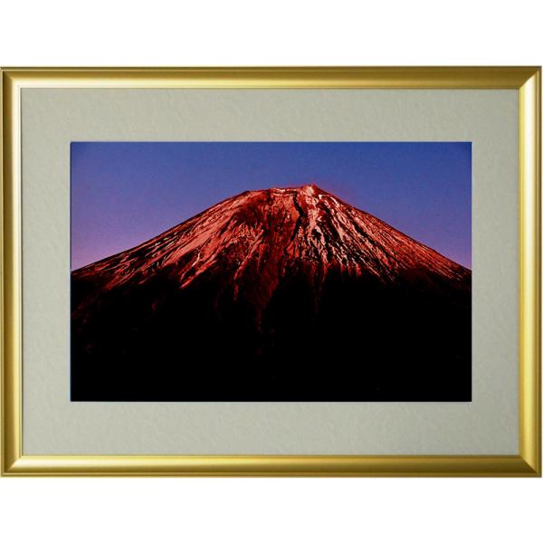 【偕拓堂より直送】  赤富士をモチーフとした写真や絵画は、縁起物として重宝されたり、美術品としても人気があります。 この時は山頂あたりの所々に雪が積もり、「雪形」と言われる模様が斜面に沿って現れていました。雪形は生きものや人の姿など身近なも...