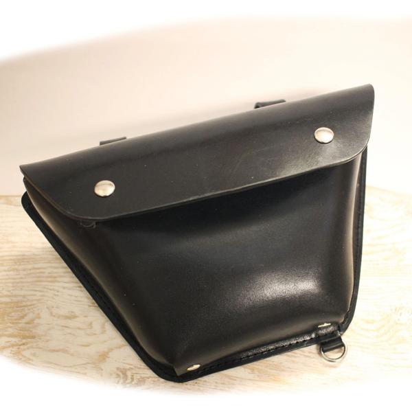 SRの美しいスタイルを損なうことなく収納力をUPすべく、純正の樹脂カバーと同形状のレザーサイドバッグを作製しました。3mm厚の頑丈なサドルレザー製で、皮革用ミシンで縫製しています。本品は基本的にノーマル車取り付け不可です。社外エアクリーナー...