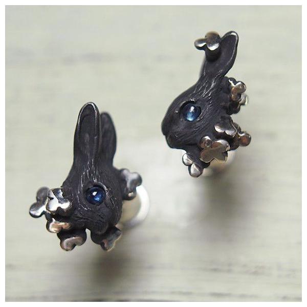 DECOvienya ウサギとクローバーのピアス(ブラック） DECOvienya（デコヴィーニャ） 手作りアクセサリー ウサギと