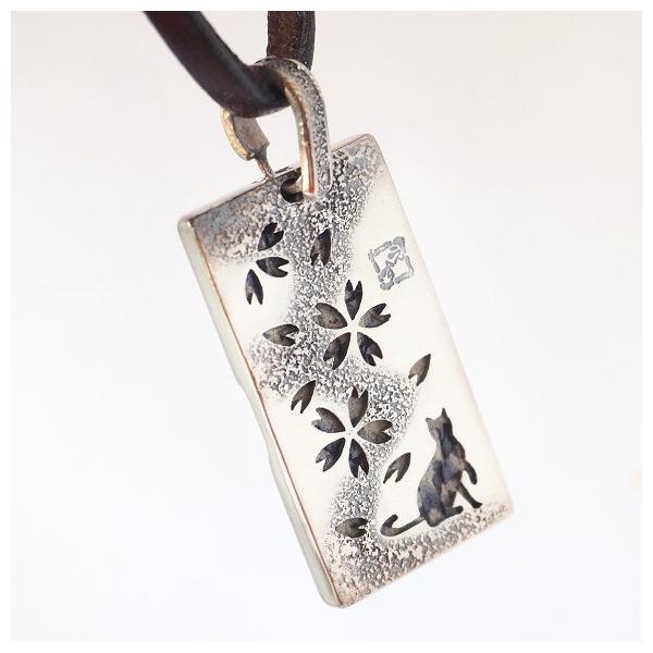 彫金.三沢コレクション.猫シルバーペンダント皮上モ付き 28色 革エス 桜×猫 透かし彫り ネックレス ペンダントトップ シルバー