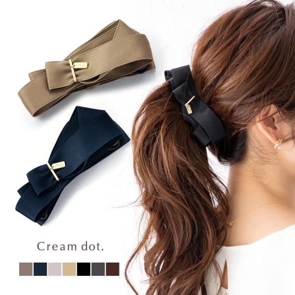 アシンメトリーに重ねたリボンに、揺れるゴールドプレートがアクセントを加えるバナナクリップ。髪がしっかり留まる大きめサイズながら、艶やかな生地感とシックな色合いで幼くならず、まとめ髪を大人華やかに仕上げます。■サイズモチーフの大きさ 5.0c...