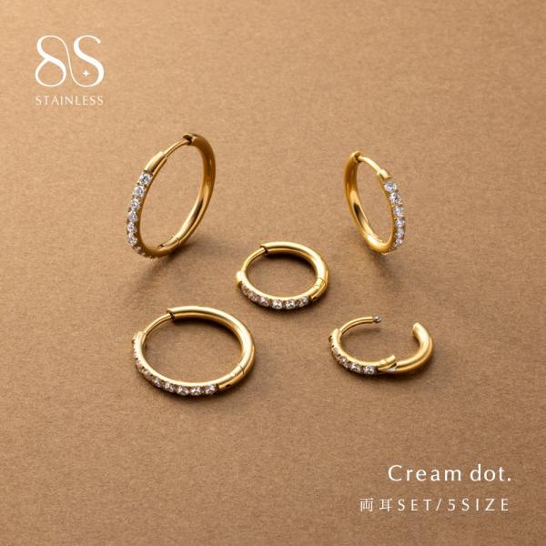 人気の5サイズから選べるキャッチレスフープピアス。ビジューラインがタイムレスな輝きを放ち、品の良い大人な雰囲気を演出します。長時間の着用にも安心なステンレス製で、カジュアルにもフォーマルにも使えるオススメのアイテムです。■サイズモチーフの大...