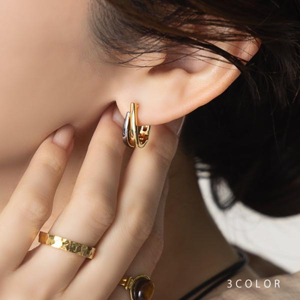 ミックスカラー×ツイストのキャッチレスフープピアス。レイヤード風に重なったメタルラインが、耳元に程よい存在感を添えてくれる。 艶感とシンプルなフォルムで、トレンドに左右されずデイリーに長く愛用できる一品です。 カジュアルにもキレイめにも馴染...