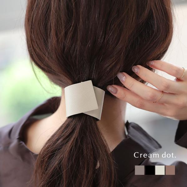 高級感あるPUレザーのマグネットヘアカフ。いつものまとめ髪に内側のフックを差し込み、マグネットで簡単に装着できるデザイン。ニュアンスたっぷりな質感と色合いは、大人のカジュアルコーデにぴったりなアイテムです。【着脱楽ちんなマグネットタイプ】 ...