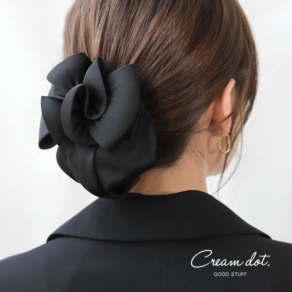 シニヨンネット付きの大きめリボンバレッタ。カタチを崩さない立体感ある大きめリボンがシニヨンスタイルを大人っぽくまとめてくれます。オフィスや冠婚葬祭など幅広いシーンに使えそう◎【簡単着用ですっきり大人見え】ポニーテールの上でバレッタを留めて毛...