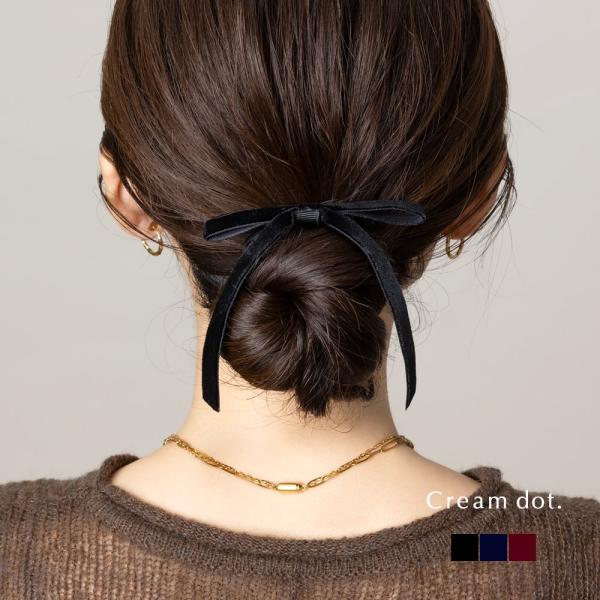 微光沢が上品なベロア調生地のリボンヘアゴム。深みのあるカラーと細めのシルエットが、大人の女性にもさりげなく取り入れやすいデザイン◎後ろ姿にこなれたアクセントを添えてくれる一品です。微光沢で高見え感ある、ベロア生地が大人上品な印象。デイリーか...