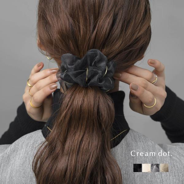 さりげなくメタルリングが煌くシュシュ。シアー感のあるオーガンジー生地とニュアンスカラーで大人っぽさを引き立てるアイテム。デイリーに使えるシンプルデザインです◎■サイズ縦×横×厚み9cm×9cm×3cm■重さ4.3g■素材合金  ポリエルテル...