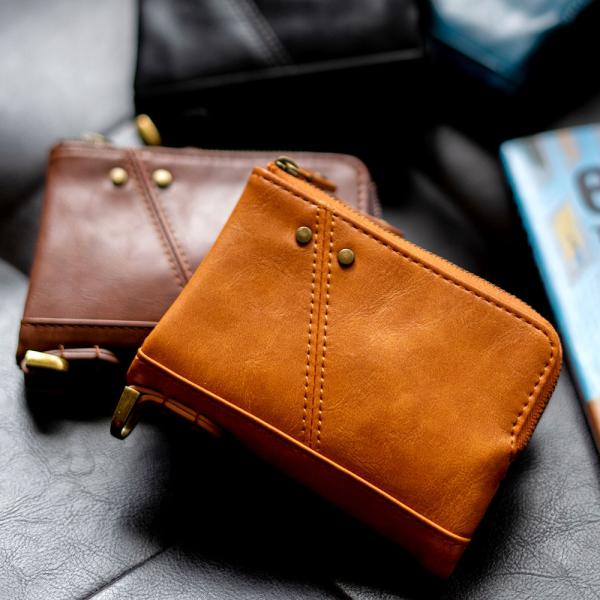 新生活全体にステッチやスタッズを綺麗に配置することでシンプルさを損なわない2つ折り財布。ファスナー付属ポケットが2ヵ所あります。小銭を分けて入れておくのにピッタリ！クレジットカードや交通ICカード、免許証、ポイントカードなど10枚以上入るカ...