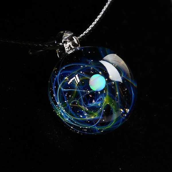 新品 正規品!!  Boeycjr-ユニークなオパールストーン 宇宙ガラスの惑星の ネックレス・ペンダント