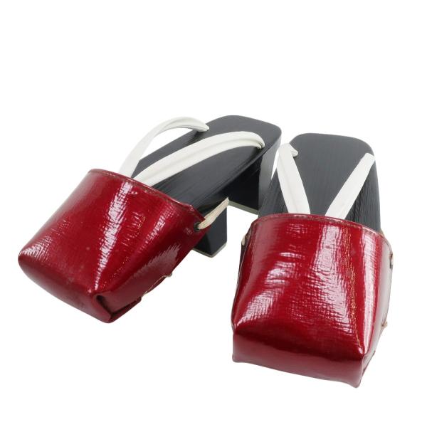 【管理番号】M151525001【アイテム】草履【モデル名】下駄 雨よけカバー付き【ライン】履物 和装小物 木製 23cm【シリーズ】ゴム底【対象】レディース【カラー】ブラック【サイズ備考】サイズ：Mサイズ(全長23.0cm) 幅約8cm ...